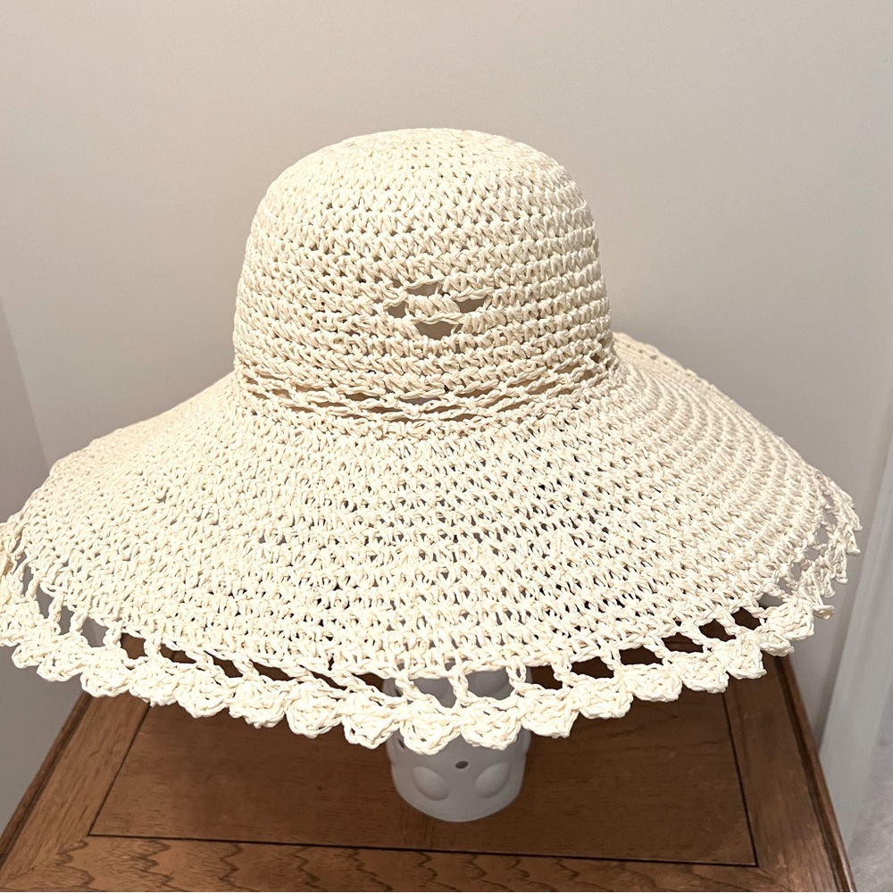 NWT. Fantastic Sun Hat. Ivory color